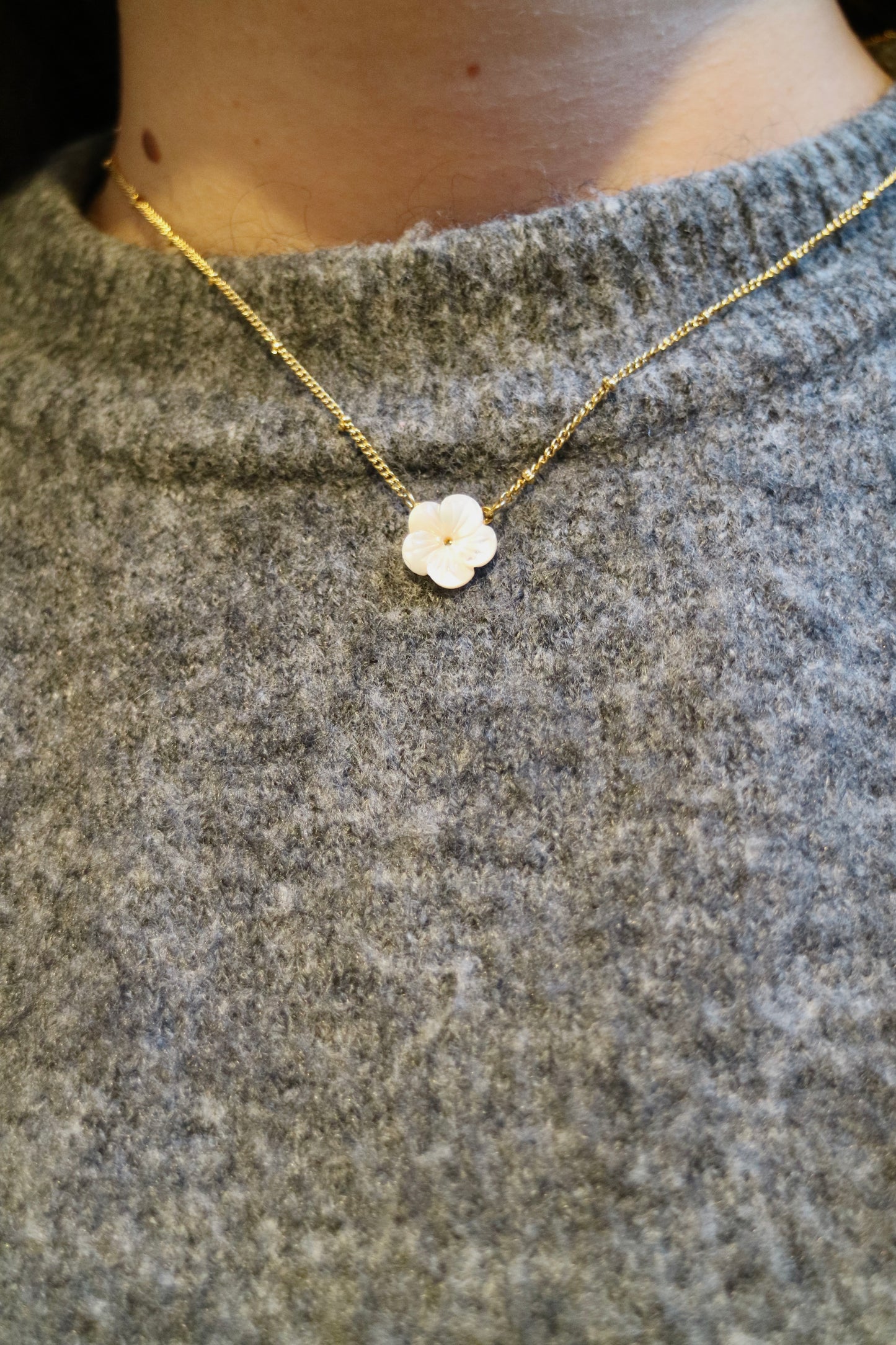 WHITE FLOWER NECKLACE